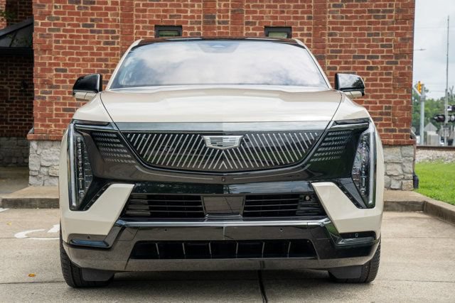 Used 2026 Cadillac Escalade IQ Sport 2 AWD/4WD image 2