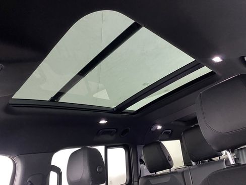 Used 2023 Land Rover Defender 130 X-Dynamic SE image 13