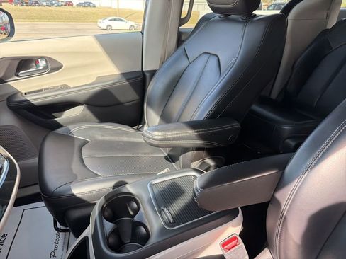 Used 2024 Chrysler Pacifica Limited image 17