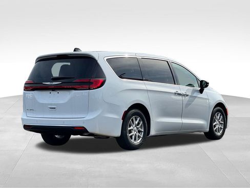 New 2026 Chrysler Pacifica Select FWD image 7