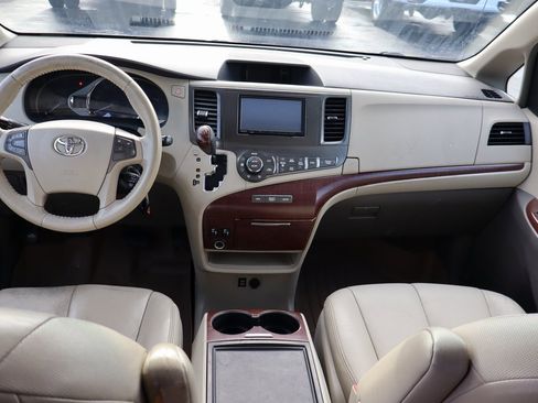 Used 2012 Toyota Sienna XLE image 19