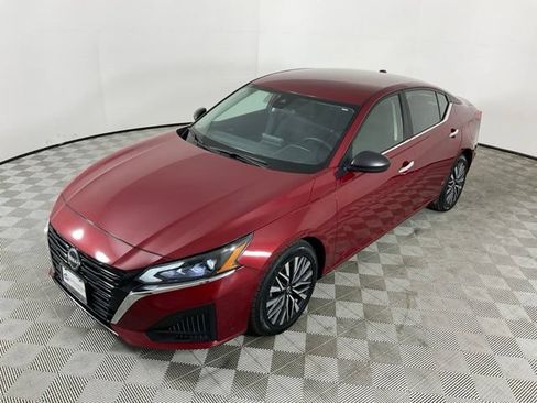 Used 2025 Nissan Altima 2.5 SV FWD image 2