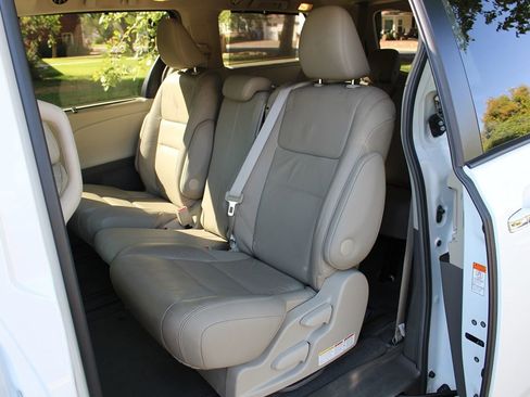 Used 2017 Toyota Sienna XLE Premium image 11