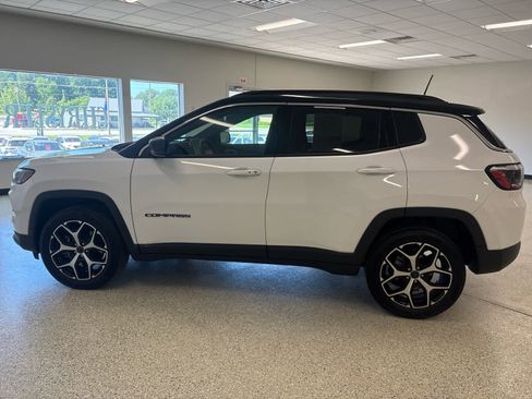 Used 2025 Jeep Compass Limited AWD/4WD image 11