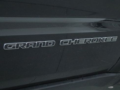 Used 2021 Jeep Grand Cherokee Limited w/ Premium Lighting Group AWD/4WD image 32