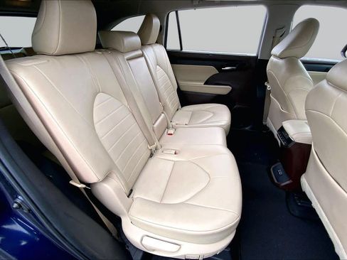 Used 2022 Toyota Highlander XLE FWD image 19