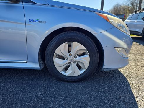 Used 2013 Hyundai Sonata Hybrid FWD image 2