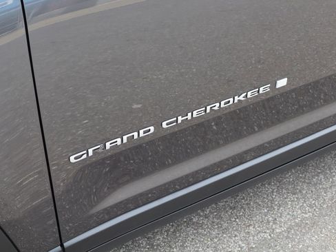 Used 2024 Jeep Grand Cherokee L Limited AWD/4WD image 8