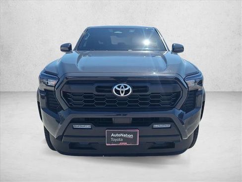 Certified 2025 Toyota Tacoma TRD Off-Road AWD/4WD image 2