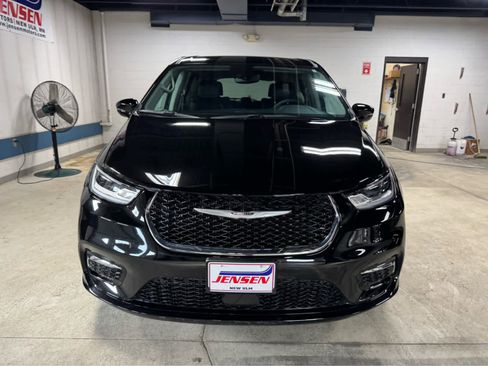 Used 2024 Chrysler Pacifica Touring-L image 2