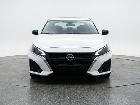 Used 2025 Nissan Altima 2.5 SV FWD image 2
