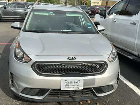 Used 2019 Kia Niro LX image 2