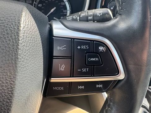 Used 2021 Toyota Highlander XLE AWD/4WD image 20