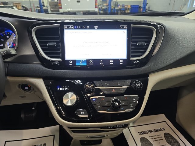 Used 2023 Chrysler Pacifica Touring-L FWD image 23