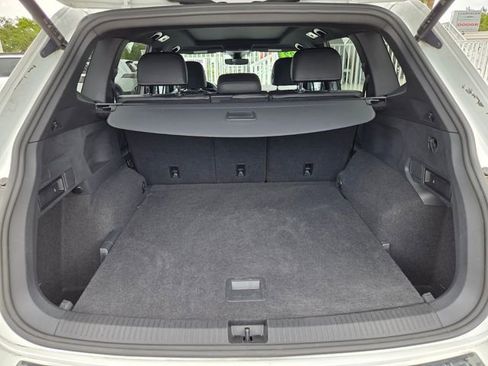 Used 2022 Volkswagen Tiguan SEL R-Line AWD/4WD image 9