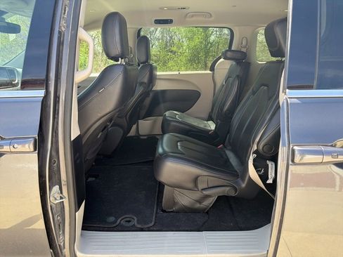 Used 2022 Chrysler Pacifica Touring-L image 19