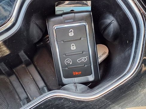 Used 2023 Jeep Grand Cherokee L Limited w/ Luxury Tech Group II image 18