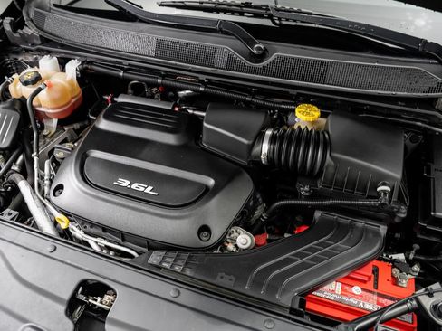 Used 2018 Chrysler Pacifica Touring-L FWD image 31