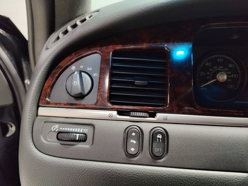 Used 2011 Lincoln Town Car Executive L RWD image 33