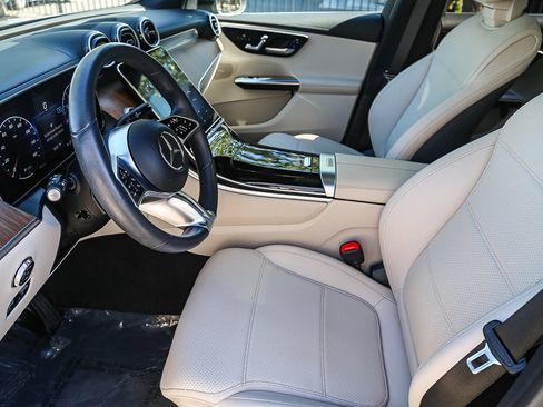 Used 2024 Mercedes-Benz GLC 300 4MATIC image 17