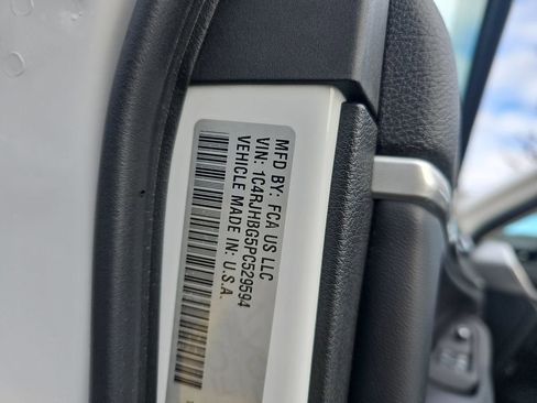 Used 2023 Jeep Grand Cherokee Limited image 37