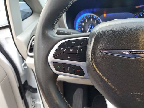 Used 2024 Chrysler Pacifica Touring-L FWD image 27