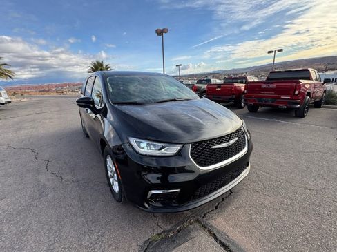 Certified 2024 Chrysler Pacifica Touring-L image 7