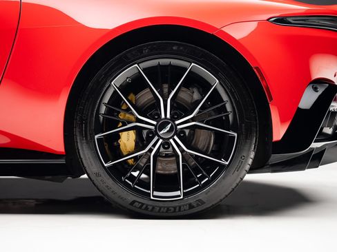 Used 2023 Aston Martin V8 Vantage Coupe RWD image 21