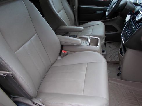 Used 2016 Chrysler Town & Country Touring image 20