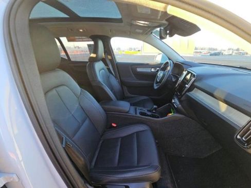 Certified 2025 Volvo XC40 B5 Core image 10