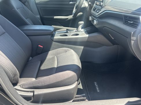 Used 2025 Nissan Altima 2.5 SV FWD image 13