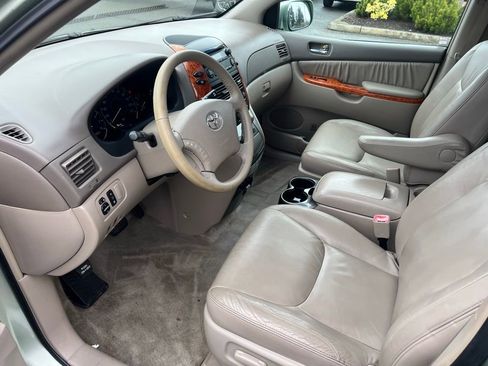 Used 2008 Toyota Sienna XLE image 11