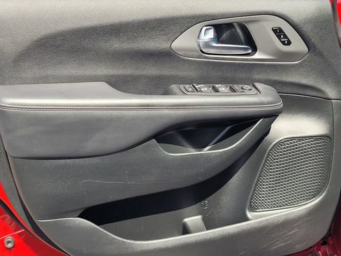 Used 2025 Chrysler Pacifica Select FWD image 11