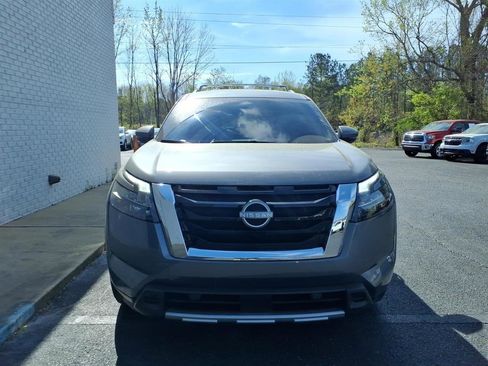 Used 2025 Nissan Pathfinder SL image 2