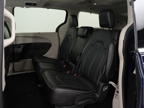 Used 2020 Chrysler Pacifica Limited w/ 8-pass Seating Package image 14