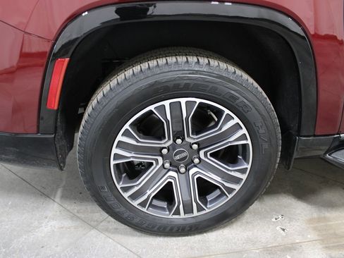 Used 2025 Jeep Wagoneer L Series II w/ 8-pass Seating Package image 39