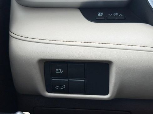 Used 2021 Toyota Highlander XLE AWD/4WD image 30