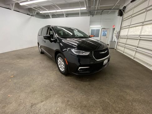 Used 2024 Chrysler Pacifica Touring-L image 8