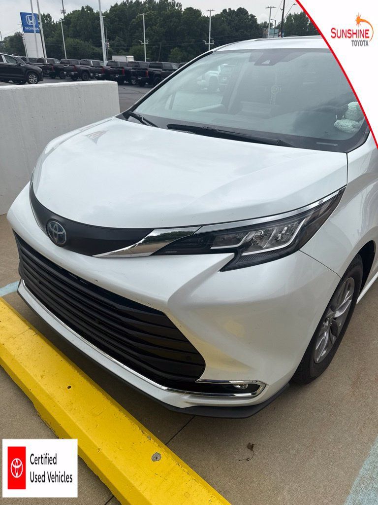 Used 2023 Toyota Sienna XLE AWD/4WD image 1