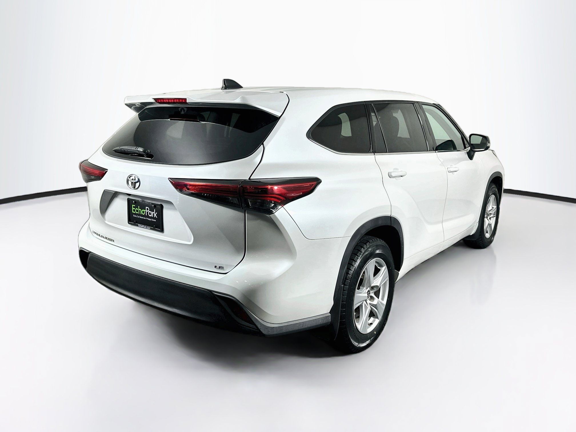 Used 2022 Toyota Highlander LE FWD image 9