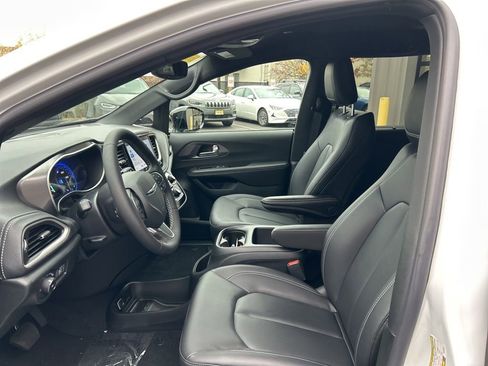 New 2026 Chrysler Pacifica Select AWD/4WD image 45