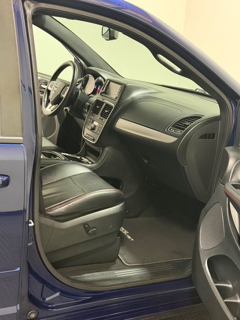 Used 2017 Dodge Grand Caravan GT FWD image 13