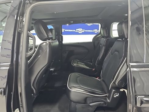 Used 2025 Chrysler Pacifica Limited image 17