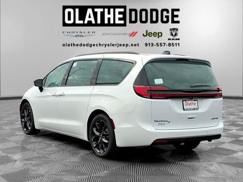 New 2026 Chrysler Pacifica Limited w/ Uconnect Theater Family Group image 4