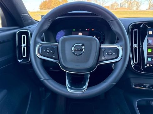 Used 2023 Volvo XC40 B5 Core image 14