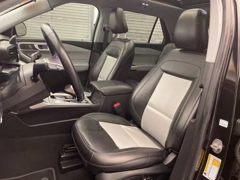 Used 2022 Ford Explorer XLT w/ Equipment Group 202A AWD/4WD image 21