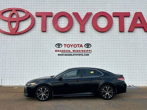 Used 2018 Toyota Camry SE image 4