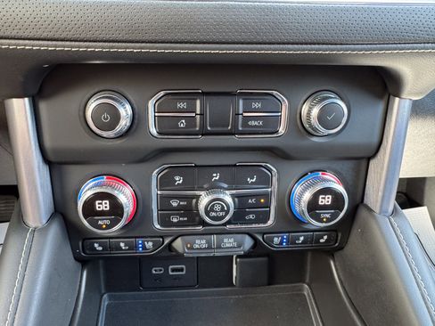 Used 2023 GMC Yukon SLT AWD/4WD image 18