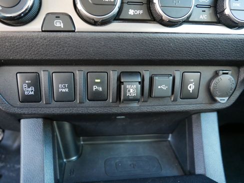 Used 2021 Toyota Tacoma Limited image 32