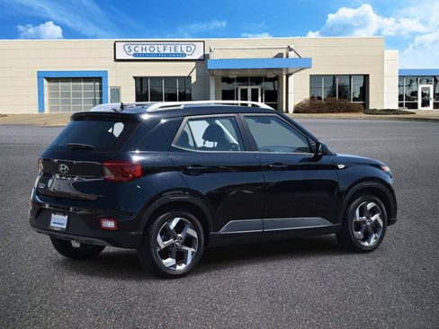 Used 2025 Hyundai Venue SEL FWD image 3